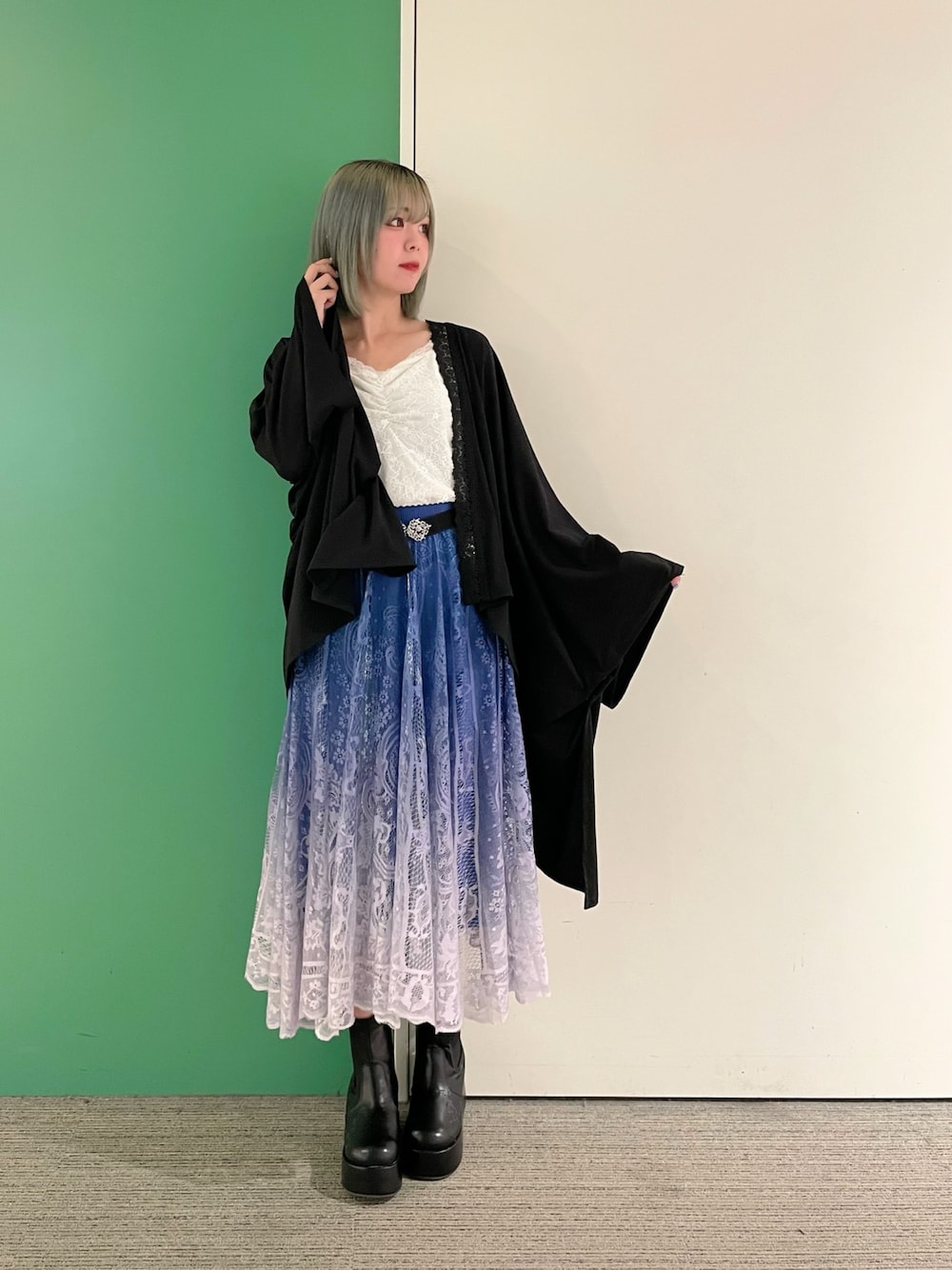 「axes femme、初夏コーデ、おでかけコーデ、オトナ女子、休日スタイル、大人ファッション、ママファッション、ロングスカート、30代コーデ、30代ファッション、30代ママ」｜「axes femmeのバラ釦付ＵＶイレヘムポンチョ（レインコート/ポンチョ、ブラック系）」を使った、sach1さん（骨格ナチュラル・レディース・166cm）の春コーディネートの1枚目の写真