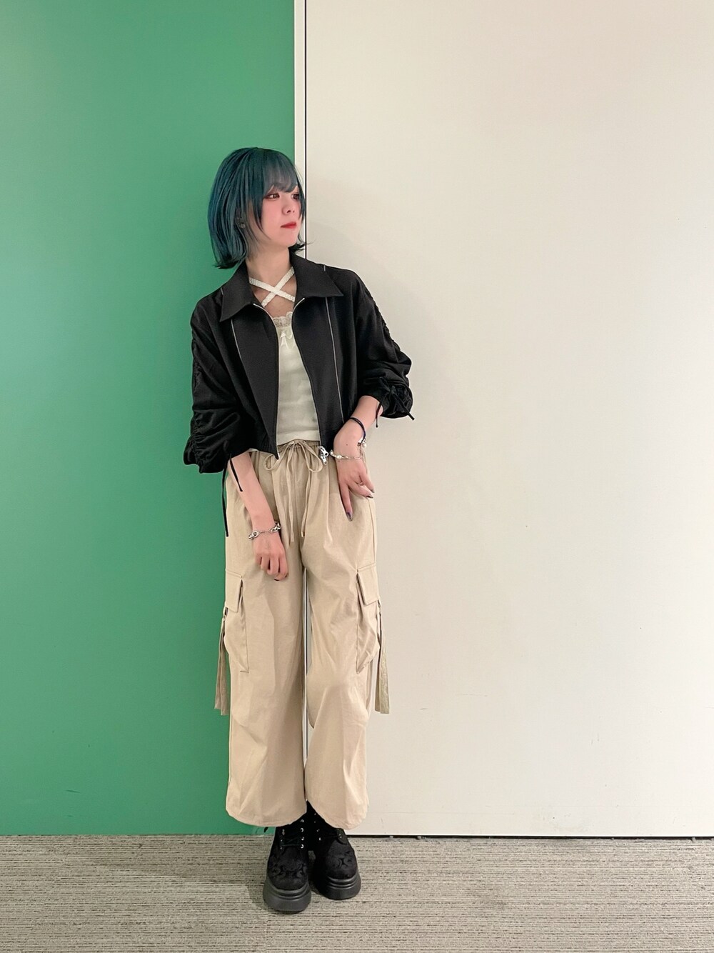 「axes femme、AXES-X、ゆるシルエット、高身長女子、楽チンコーデ、カジュアルスタイル、30代コーデ、30代ファッション、30代ママ、ブルゾン、ブルゾンコーデ、カーゴパンツ、カーゴパンツコーデ」｜「axes femmeのカップ付きストラップタンク（タンクトップ、ホワイト系）」を使った、sach1さん（レディース・166cm）の春コーディネートの1枚目の写真