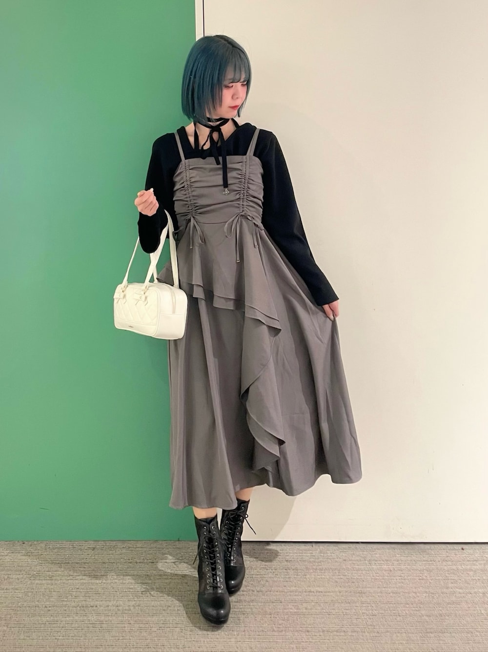 「春コーデ、axes femme、大人可愛い、モノトーンコーデ、休日スタイル、オトナ女子、30代コーデ、モード、モードカジュアル、モード系、モードスタイル、30代ファッション、30代ママ」｜「axes femmeのチョーカー風ストラップニット（ニット/セーター、ブラック系）」を使った、sach1さん（骨格ナチュラル・レディース・166cm）の春コーディネートの1枚目の写真