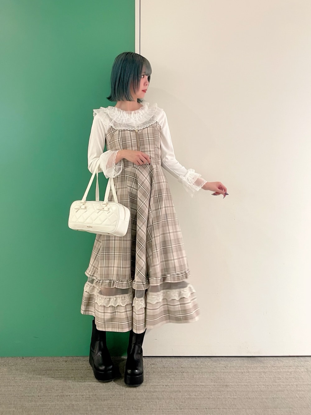 「春、休日スタイル、お出かけコーデ、大人可愛い、ママファッション、30代コーデ、チェック、チェックコーデ」｜「axes femmeのチュールフリルリブプルオーバー（Tシャツ/カットソー、ホワイト系）」を使った、sach1さん（骨格ナチュラル・レディース・166cm）の春コーディネートの1枚目の写真