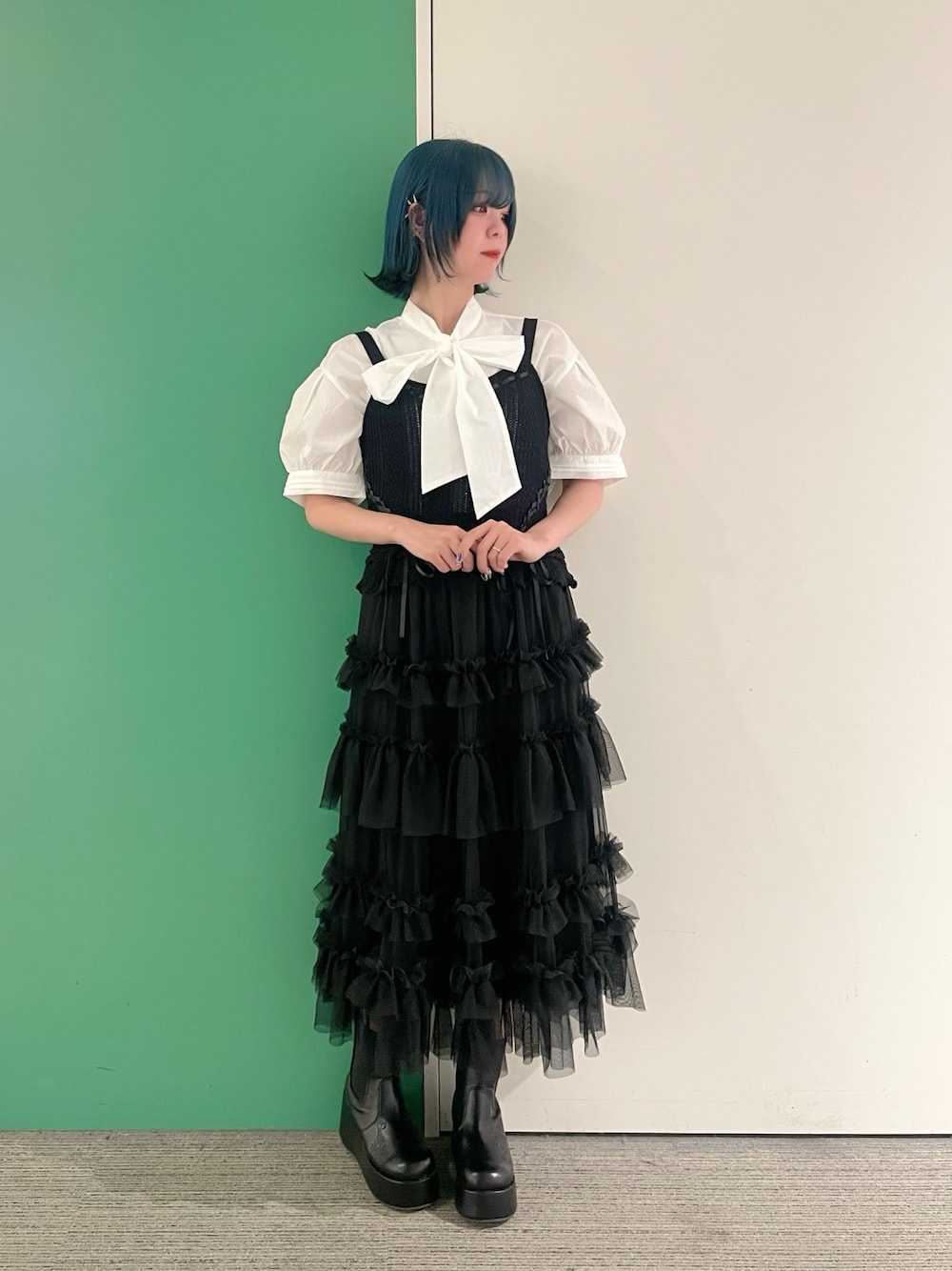 「axes femme、大人可愛い、夏コーデ、ゆるシルエット、高身長女子、30代コーデ、30代ファッション、30代ママ、ボウタイブラウス、ブラウス、ビスチェ、ビスチェコーデ」｜「axes femmeのビッグリボン半袖ブラウス（シャツ/ブラウス、ホワイト系）」を使った、sach1さん（レディース・166cm）の春コーディネートの1枚目の写真