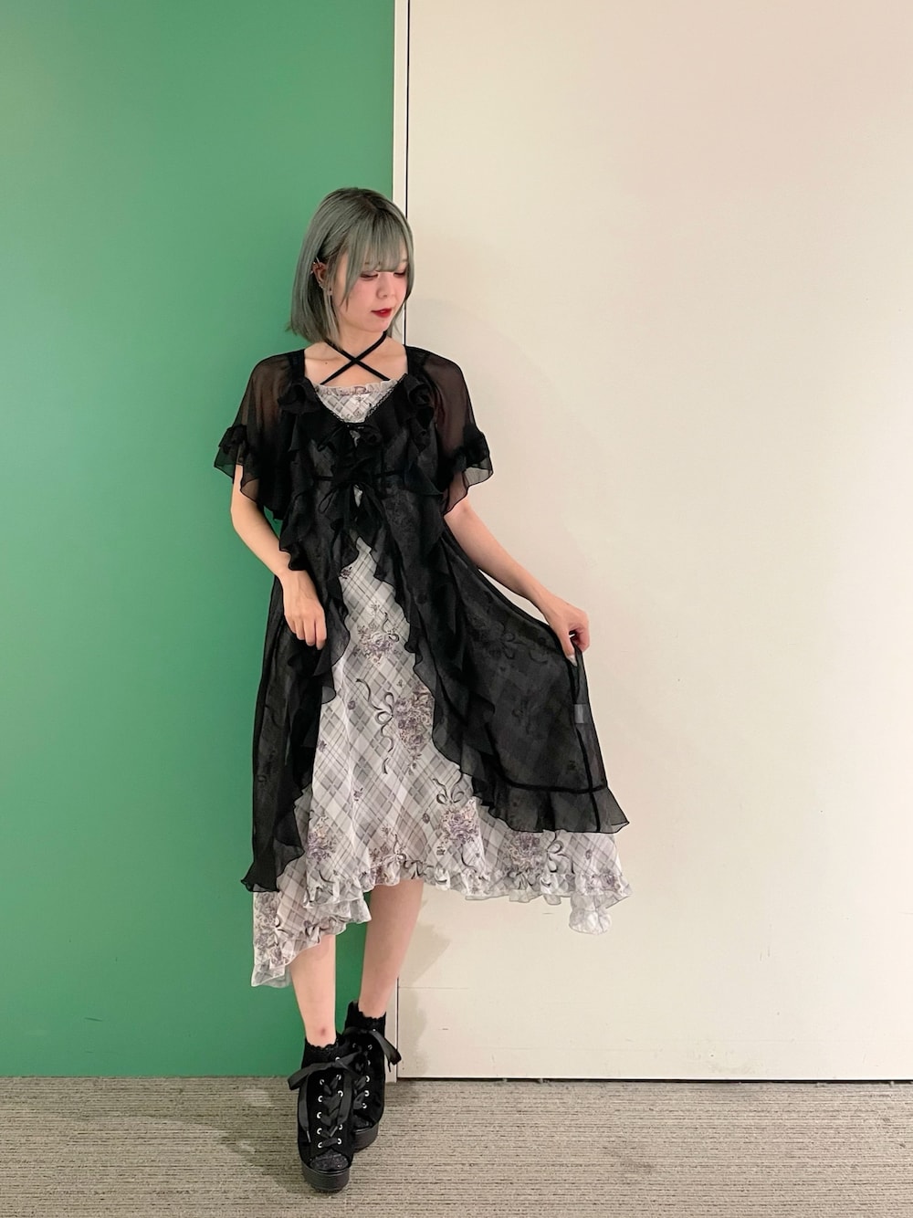 「ワンピース、axes femme、お出かけコーデ、オトナ女子、夏、休日スタイル、大人可愛い、ロングワンピース、30代コーデ、30代ファッション、30代後半、ロングカーディガン」｜「axes femmeのラッフルフリルガウン（カーディガン/ボレロ、ブラック系）」を使った、sach1さん（レディース・166cm）の夏コーディネートの1枚目の写真