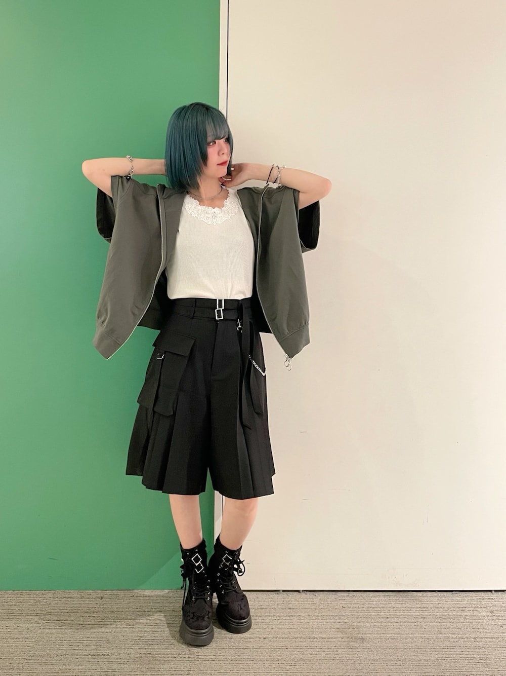 「axes femme、AXES-X、オトナカジュアル、おでかけコーデ、シンプルスタイル、キレイめカジュアル、初夏コーデ、大人ファッション、30代コーデ、30代ファッション、30代ママ、ハーフパンツ、アクセサリー重ね付け、高身長、高身長コーデ」｜「axes femmeのツイストチェーンネックレス（ネックレス、シルバー系）」を使った、sach1さん（レディース・166cm）の春コーディネートの1枚目の写真