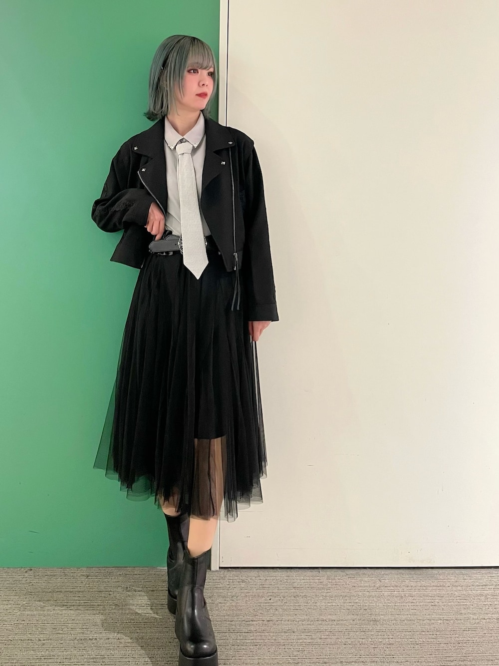 「ジャケット、春コーデ、axes femme、大人可愛い、春服コーデ、カジュアルコーデ、大人コーデ、30代コーデ、メンズライク、スカートスタイル、30代ファッション、30代ママ、ライダースジャケット、ライダースコーデ」｜「axes femmeのチェック柄ネクタイ付きブラウス（シャツ/ブラウス、グレー系）」を使った、sach1さん（骨格ナチュラル・レディース・166cm）の春コーディネートの1枚目の写真