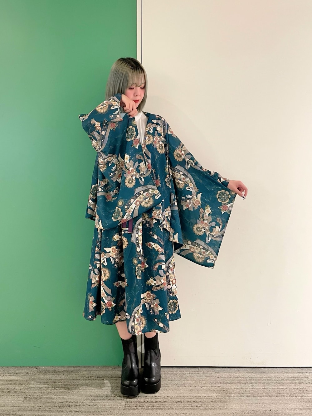 「axes femme、大人ファッション、オトナ女子、キレイめコーデ、和柄、和洋折衷、和風、和洋ミックス、和モダン、30代コーデ、30代ファッション、30代ママ」｜「axes femmeの燦爛柄羽織（カーディガン/ボレロ、ブルー系）」を使った、sach1さん（骨格ナチュラル・レディース・166cm）の春コーディネートの1枚目の写真