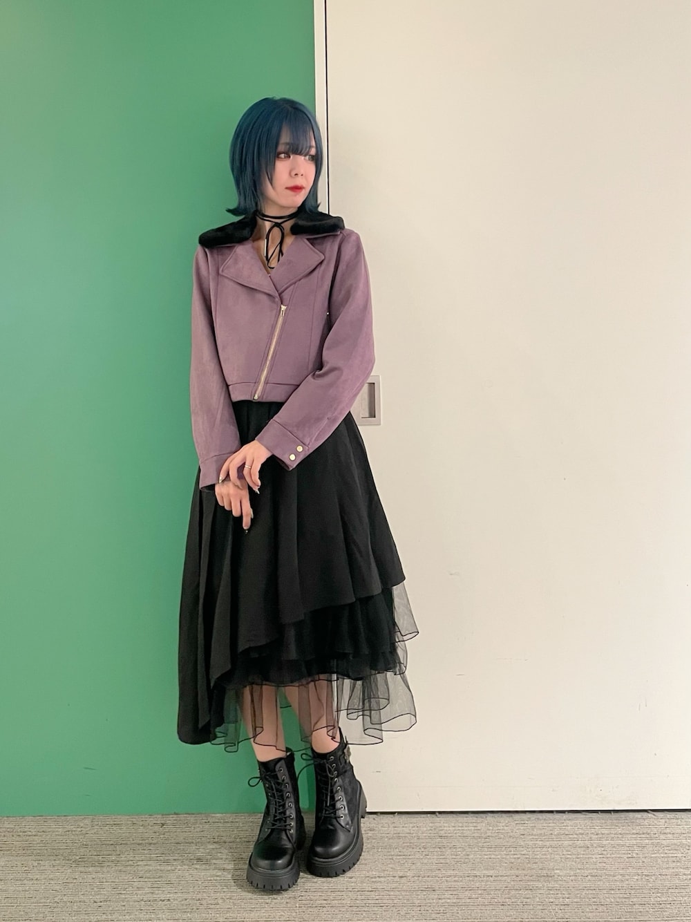 ホワイト系のキャミソール、パープル系のダッフルコート、ブラック系のスカートを着用したレディースの秋コーディネートの1枚目の写真