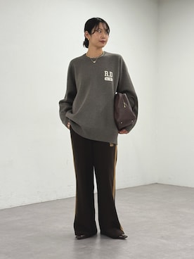 「RIVE DROITE（リヴドロワ）の【バックロゴが目を惹く】アスレチックロゴニット（ニット/セーター）」を使った、rd_usui558さん（レディース・163cm）の秋コーディネート