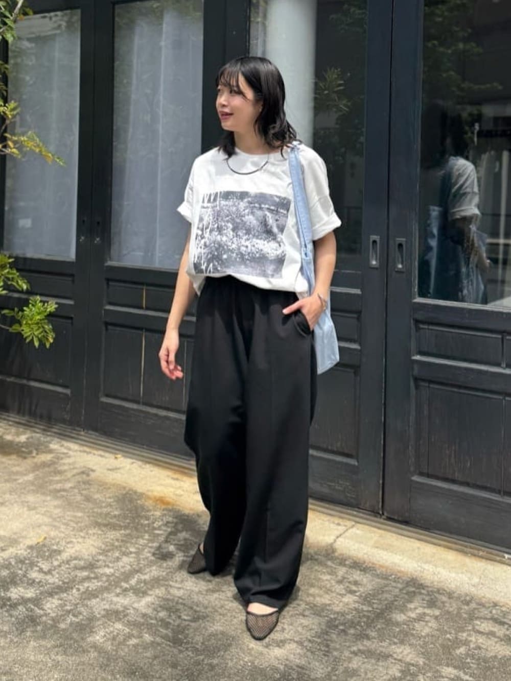 「Tシャツ、Tシャツコーデ、Ｔシャツ、Tシャツ/カットソー、Tシャツスタイル、大人カジュアル、大人コーデ、アラサー、アラサーコーデ、フォトT」｜「RIVE DROITEの【MONN.:.(モン)】color TOTE BAG（ハンドバッグ、ブルー系）」を使った、rd_usui558さん（骨格ナチュラル・レディース・163cm）の春コーディネートの1枚目の写真