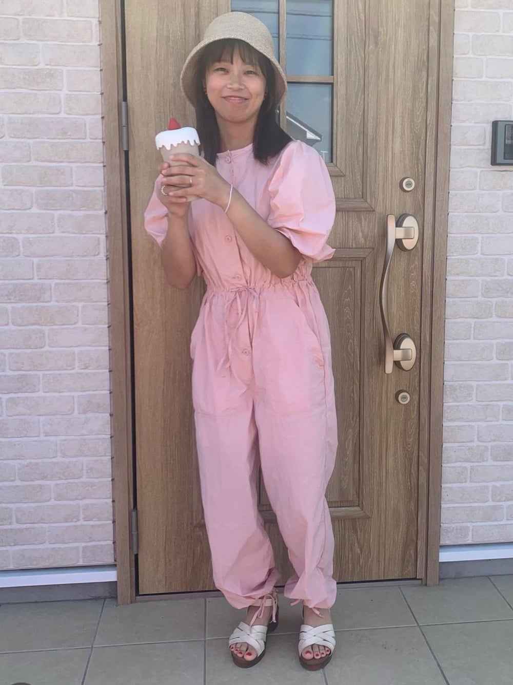 「forksy.の【forksy.】ナイロンパフスリーブジャンプスーツ（つなぎ/オールインワン、ピンク系）」を使った、lotta0329さん（レディース・158cm）の春コーディネートの1枚目の写真