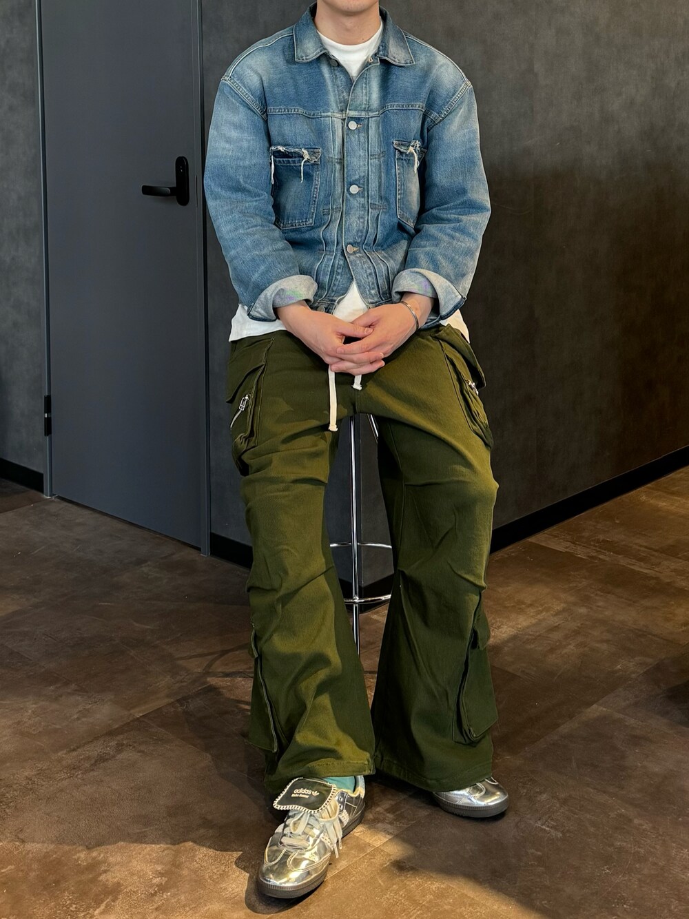 「Maison Margielaのアイテム（デニムジャケット、ブルー系）」を使った、Jinさん（メンズ・177cm）の春コーディネートの1枚目の写真