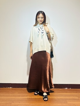 「ITEMS URBANRESEARCH（アイテムズ アーバンリサーチ）のストレッチサテンスカート（スカート、ブラウン系）」を使った、KAMEさん（レディース・160cm）の夏コーディネート