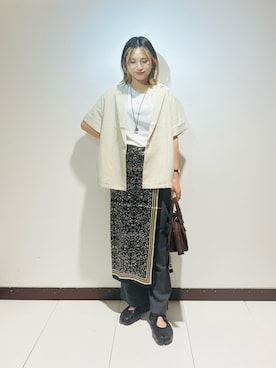 「SMELLY（スメリー）のアソートビッグスカーフ（バンダナ/スカーフ、ブラック系）」を使った、KAMEさん（レディース・160cm）の春コーディネート