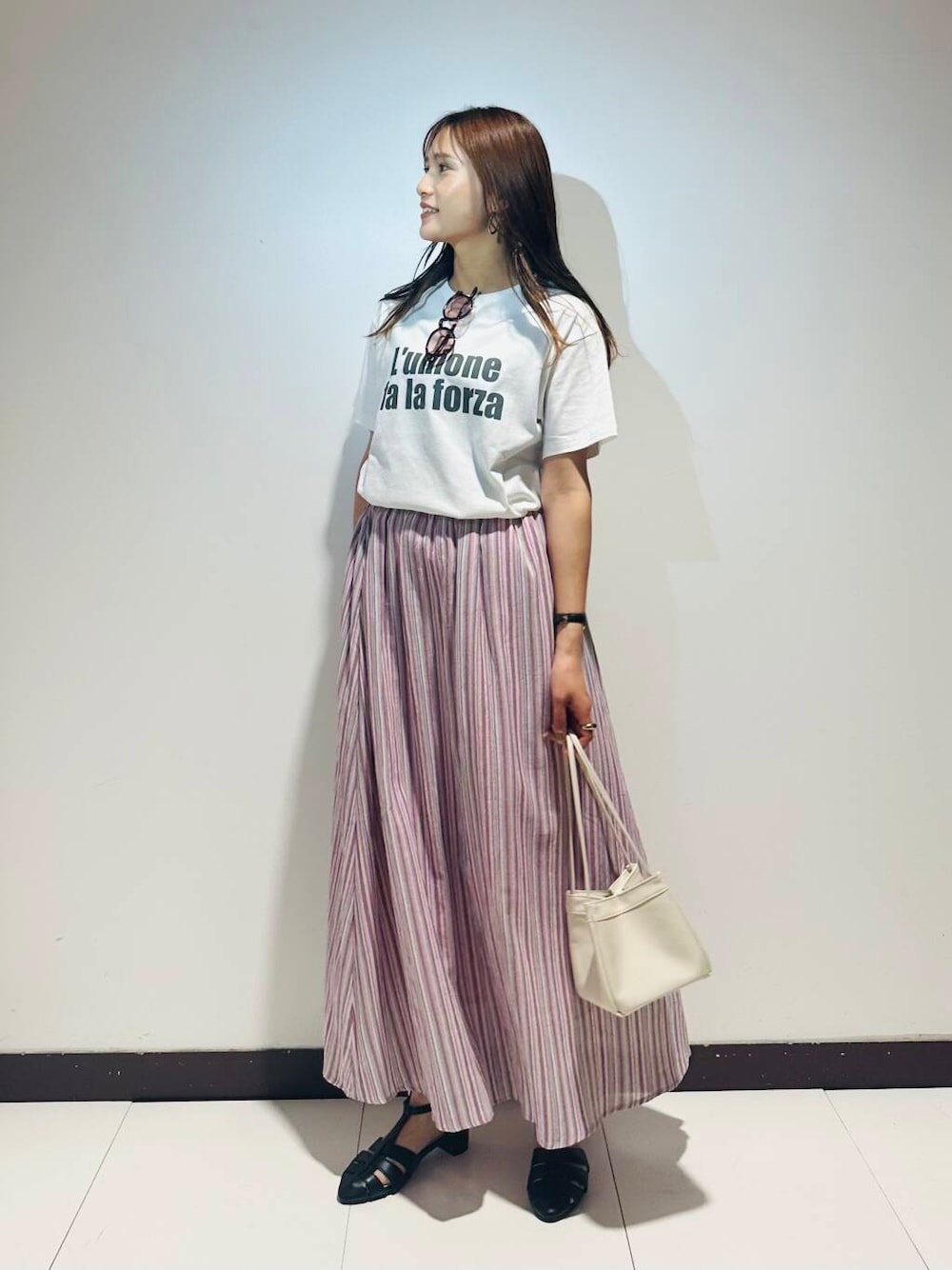 ホワイト系のTシャツ/カットソー、ピンク系のスカート、ホワイト系のハンドバッグを着用したレディースの春コーディネートの1枚目の写真