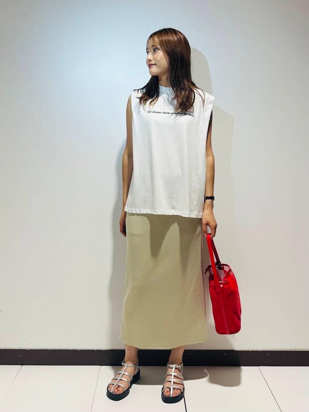 ピンク系のTシャツ/カットソー、ホワイト系のスカートを着用したレディースの夏コーディネートの1枚目の写真