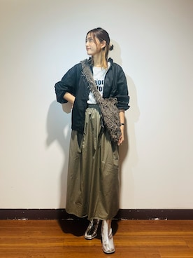 「ITEMS URBANRESEARCH（アイテムズ アーバンリサーチ）のツヤタックボリュームスカート（スカート、グリーン系）」を使った、KAMEさん（レディース・160cm）の秋コーディネート