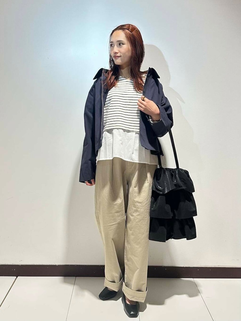 「大人カジュアル、Vネック、パンプス、RODESKO、トートバッグ、ブルゾン、ショート丈、春コーデ、ベーシック、春アウター、パンツスタイル、コットンパンツ、ドッキングプルオーバー、カットミラノ、フリルバッグ」｜「RODE SKOの『ドラマ着用商品』フリルメタリックトート（トートバッグ、ブラック系）」を使った、ameさん（レディース・160cm）の春コーディネートの1枚目の写真