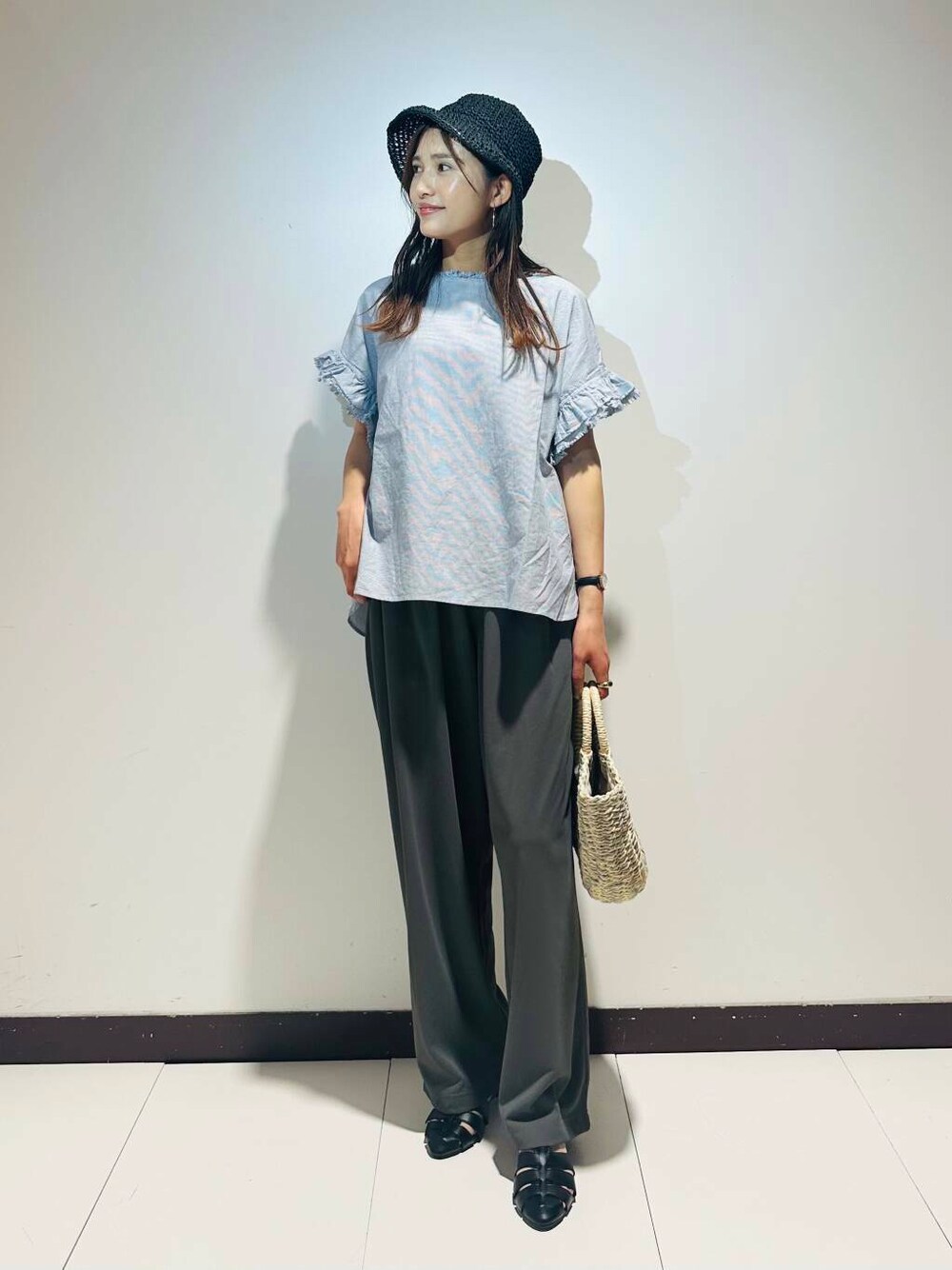 ブラック系のサンダル、グレー系のかごバッグ、その他のシャツ/ブラウスを着用したレディースの春コーディネートの1枚目の写真