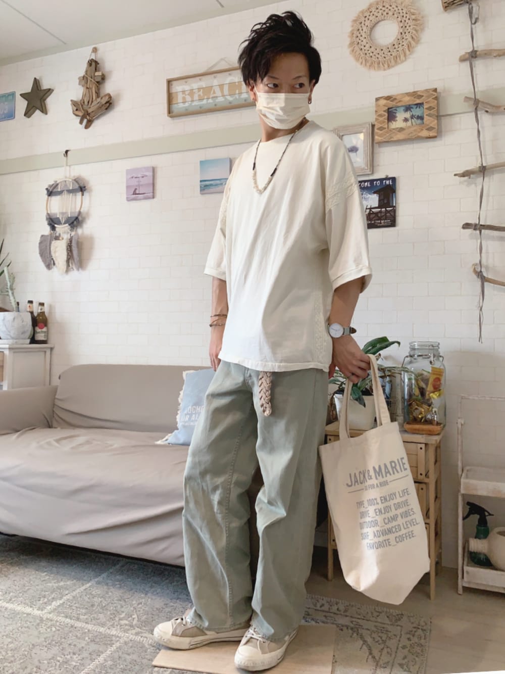 グリーン系のその他パンツ、ベージュ系のスニーカー、グレー系のTシャツ/カットソーを着用したメンズの秋コーディネートの1枚目の写真