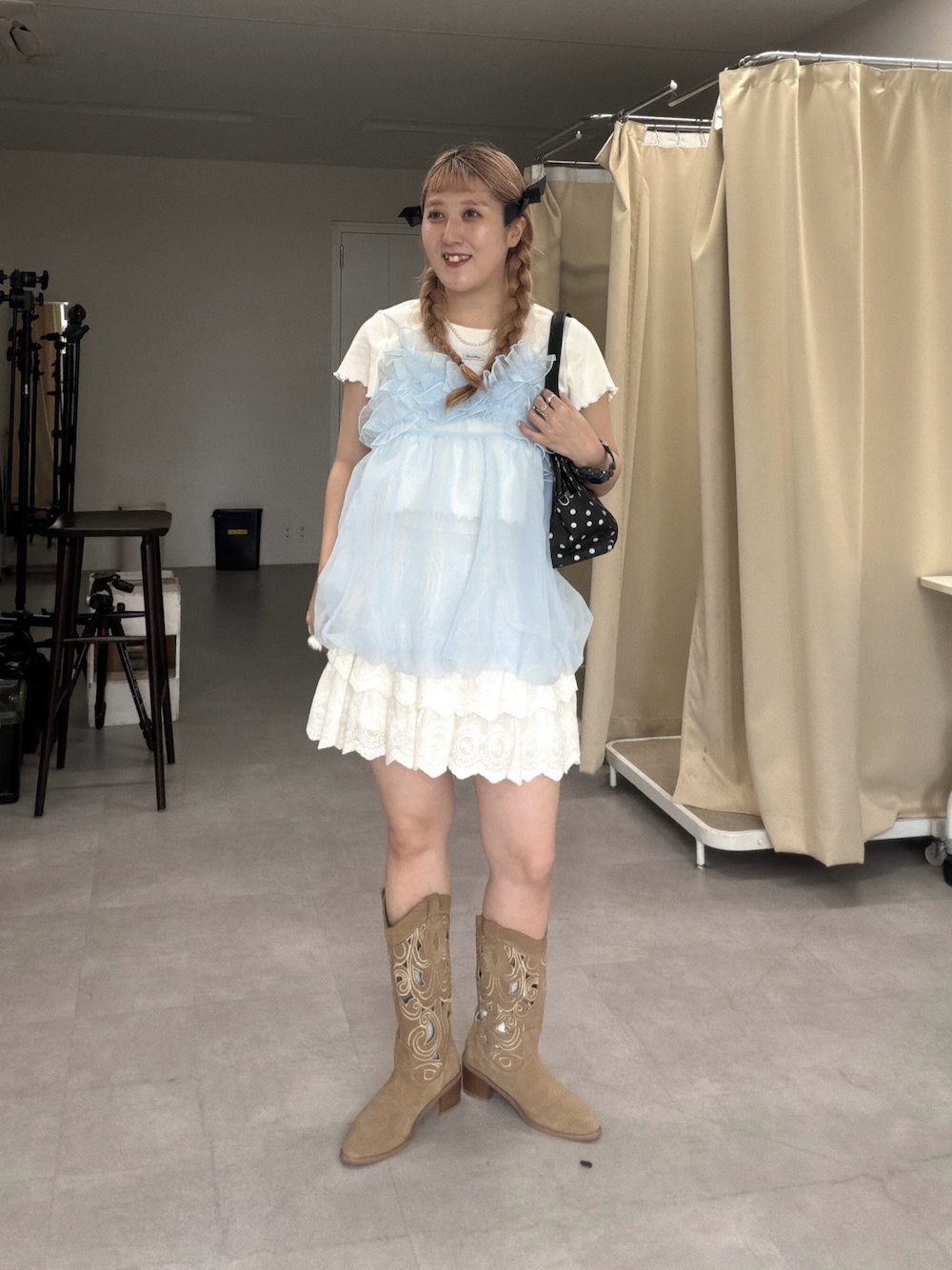 ブルー系のキャミソール、ホワイト系のTシャツ/カットソー、ホワイト系のその他パンツを着用したレディースの夏コーディネートの1枚目の写真