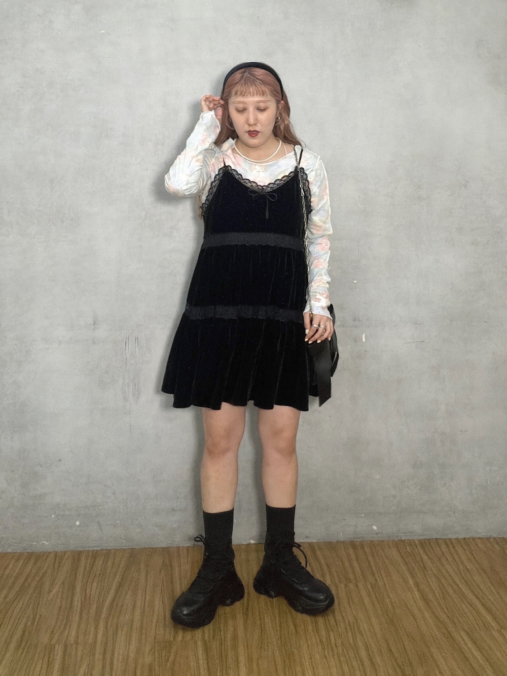 ブラック系のワンピース、グリーン系のTシャツ/カットソー、ブラック系のスニーカーを着用したレディースの夏コーディネートの1枚目の写真
