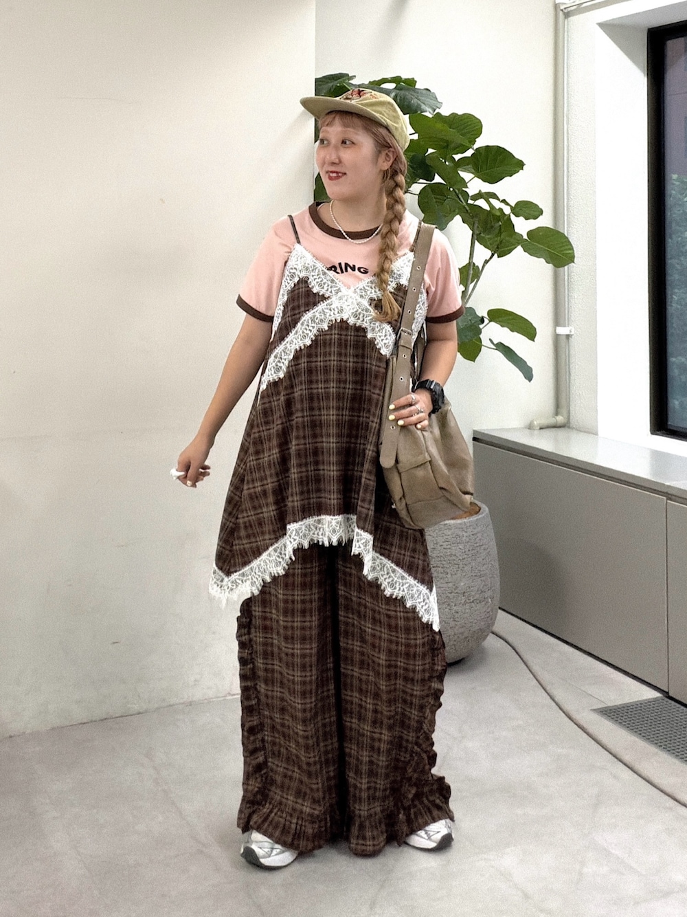 レッド系のその他パンツ、ピンク系のTシャツ/カットソー、レッド系のワンピースを着用したレディースの夏コーディネートの1枚目の写真