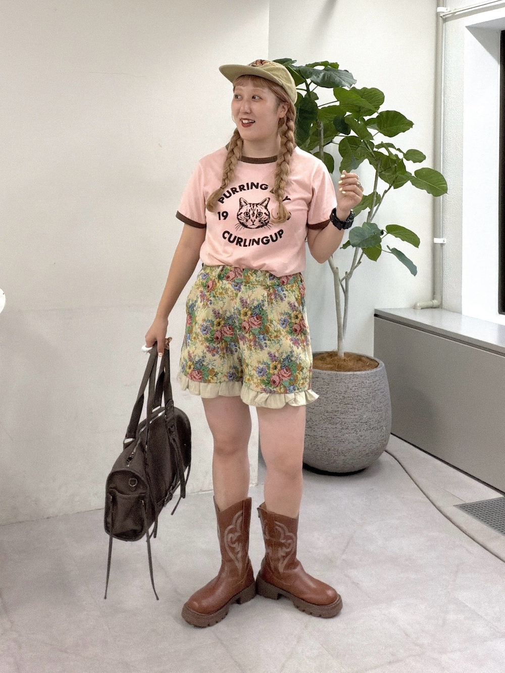 ピンク系のTシャツ/カットソー、ベージュ系のその他パンツ、ブラウン系のボストンバッグを着用したレディースの夏コーディネートの1枚目の写真