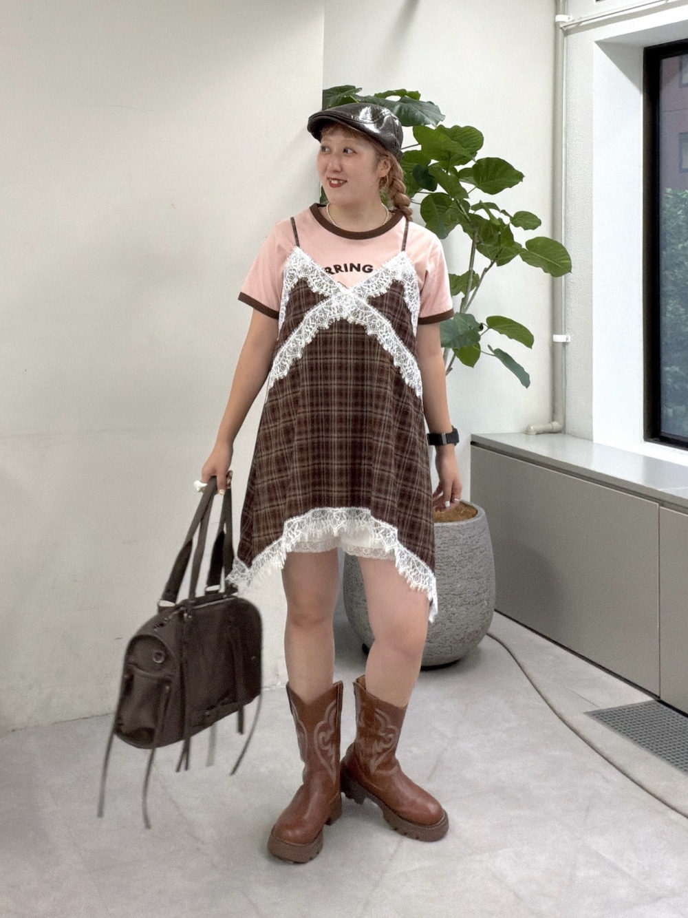 ピンク系のTシャツ/カットソー、レッド系のワンピース、ブラウン系のボストンバッグを着用したレディースの夏コーディネートの1枚目の写真