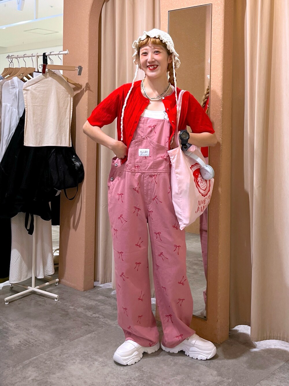 「wcloset、ダブルクローゼット、alleybywcloset、カーディガン、夏コーデ、サロペット、カラーコーデ、カラー×コーデ、カジュアルコーデ、カジュアルガーリー、ピンクコーデ、プチプラ、プチプラコーデ、ワントーンコーデ、おしゃれさんと繋がりたい」｜「w closetのアイテム（カーディガン/ボレロ、レッド系）」を使った、あみこさん（骨格ウェーブ・レディース・156cm）の夏コーディネートの1枚目の写真