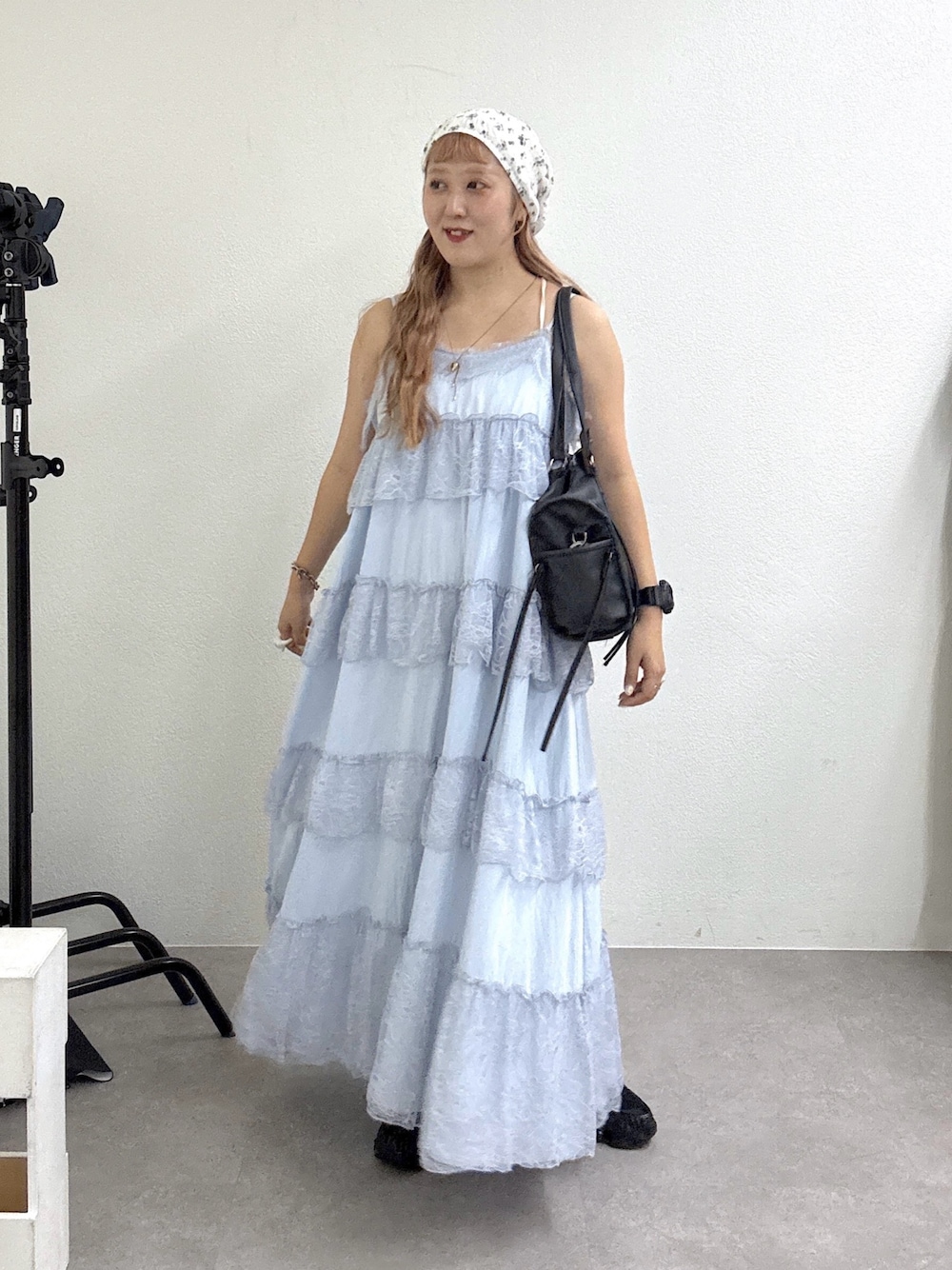 ブルー系のワンピース、ブラック系のボストンバッグ、ブラック系のスニーカーを着用したレディースの夏コーディネートの1枚目の写真