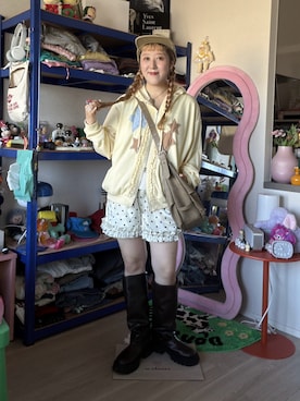 「w closet（ダブルクローゼット）の【SNSで話題/EC限定カラーあり/新色追加】星柄パッチワークパーカー（パーカー、イエロー系）」を使った、あみこさん（レディース・156cm）の秋コーディネート