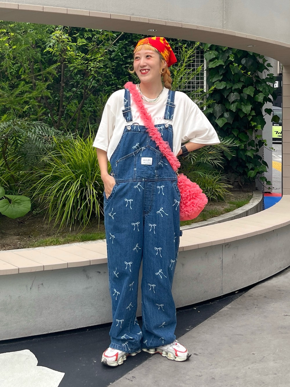 「夏コーデ、テーマパークコーデ、夏服、カジュアルコーデ、夏だ！Tシャツ着よう！、ゆるコーデ、デニムコーデ、ラクチンコーデ、カラーコーデ、ootd、ミニバッグ、スタッフ、プチプラコーデ、白Tシャツ、24SS夏の新作」｜「Alley by w closetのアイテム（オールインワン・サロペット、ブルー系）」を使った、あみこさん（骨格ウェーブ・レディース・156cm）の夏コーディネートの1枚目の写真
