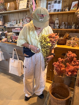 「w closet（ダブルクローゼット）の【低身長/高身長サイズあり】2WAYカーゴパンツ（その他パンツ、イエロー系）」を使った、あみこさん（レディース・156cm）の夏コーディネート
