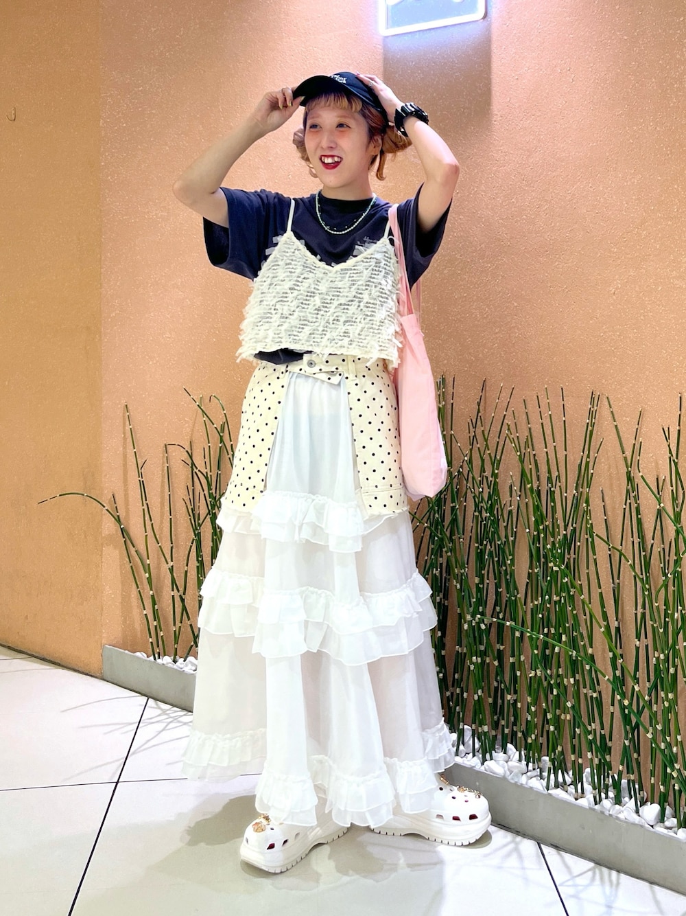 「レイヤードスタイル、夏コーデ、夏だ！Tシャツ着よう！、wcloset、ダブルクローゼット、お出かけコーデ、今日のコーデ、プチプラコーデ、レイヤード、モノトーン、プチプラ、夏ファッション、モノトーンコーデ、ティアードスカート、キャップ」｜「Alley by w closetの【お気に入り数1.1万人突破 / Alley】たっぷりフリルティアードシアースカート（ペチ付）（スカート、ホワイト系）」を使った、あみこさん（骨格ウェーブ・レディース・156cm）の夏コーディネートの1枚目の写真