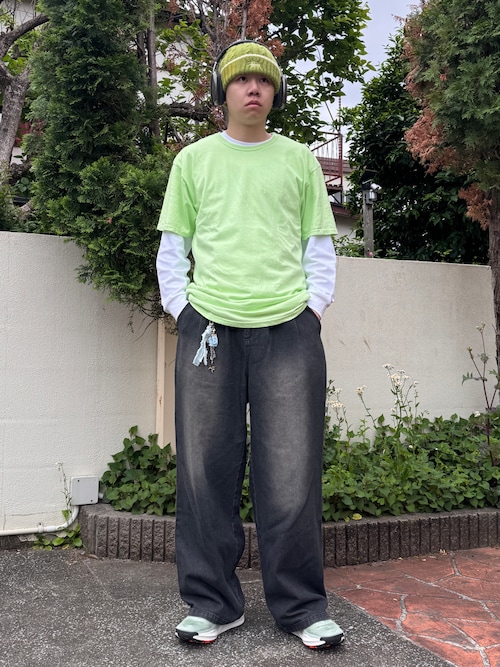 「kutir（クティール）の【新色ブラック系その他/ブルー系その他 追加】【XS~Lサイズあり】タックワイドデニムパンツ（デニムパンツ）」を使った、Z(ゼット) さん（メンズ・182cm）の春コーディネート