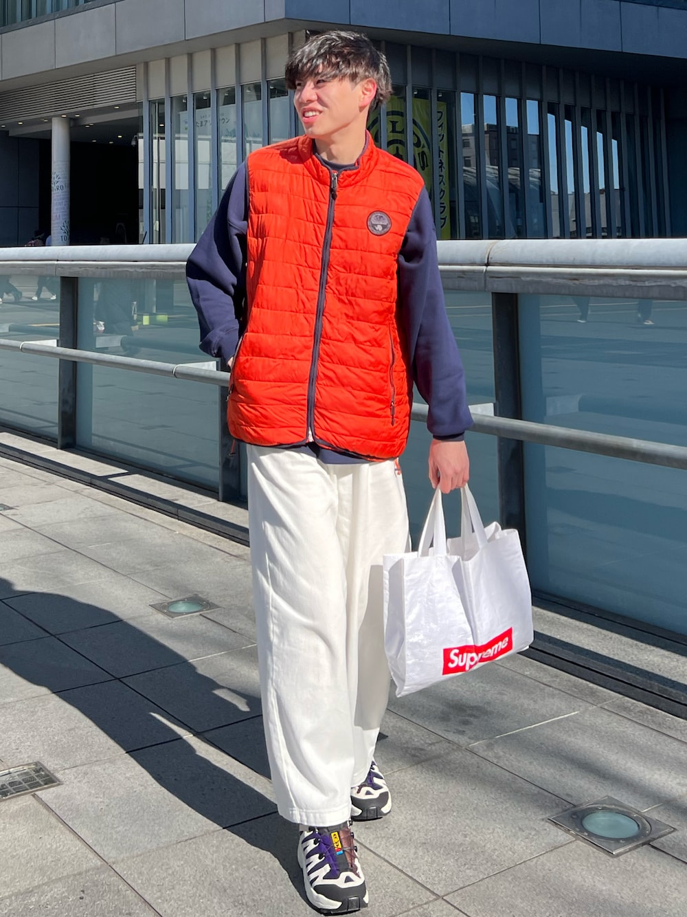「ベスト、ダウンベスト、スウェット、デニム、バッグ、SALOMON、冬コーデ、春コーデ、シティーボーイ、メンズファッション、古着MIX、オーバーサイズ、シンプルコーデ、レイヤードスタイル、ほめられ本命コーデ」｜「Napapijriのアイテム（ベスト、オレンジ系）」を使った、Z(ゼット) さん（メンズ・182cm）の冬コーディネートの1枚目の写真