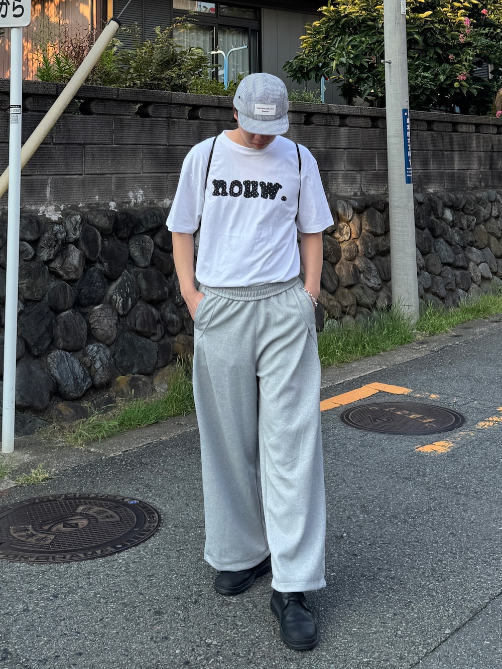 スウェットパンツ（グレー系）を使った「白Tシャツ」の人気