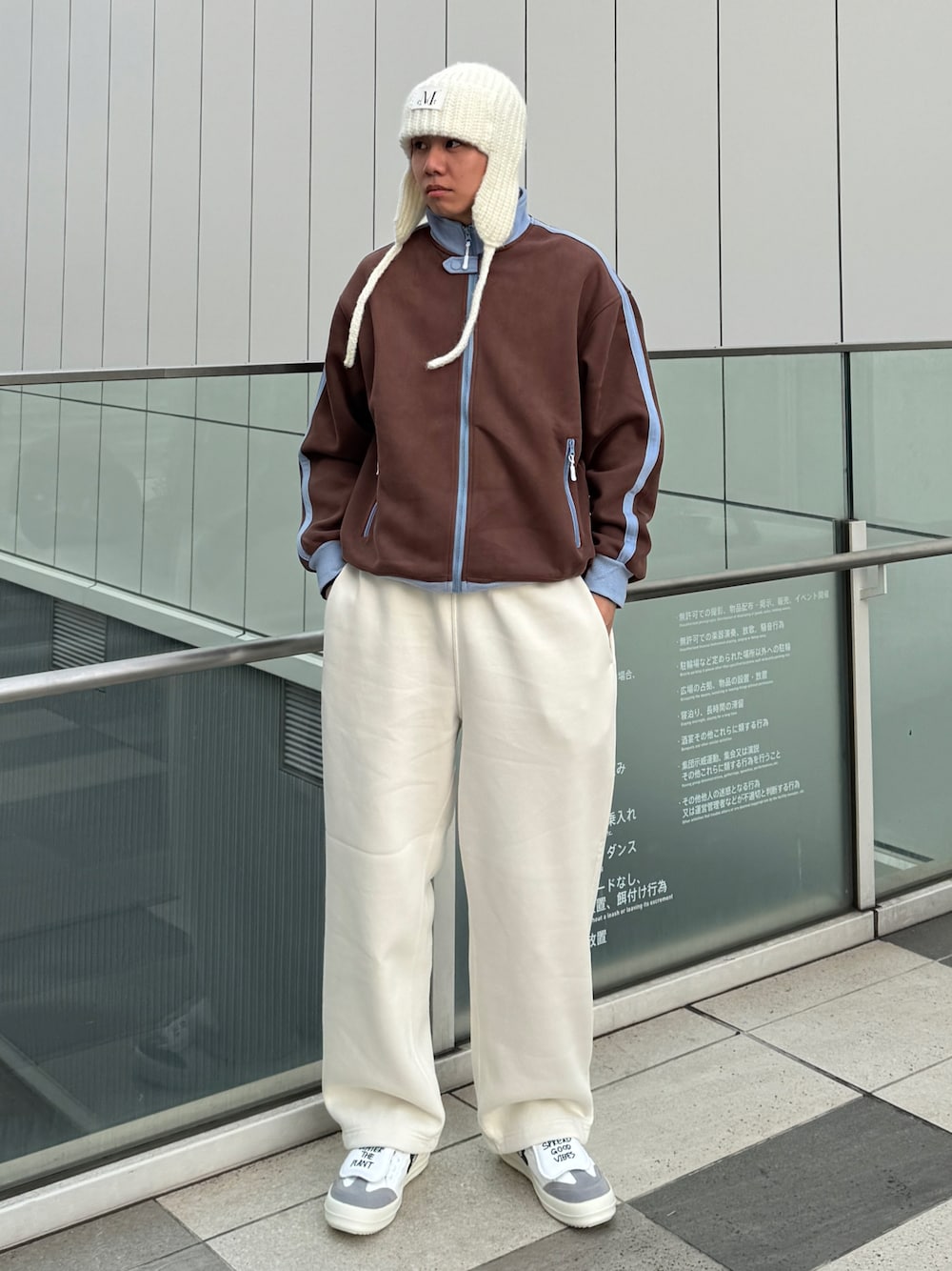 ブラウン系のジャケット/アウター、ホワイト系のスウェットパンツ、ベージュ系の帽子を着用したメンズの秋コーディネートの1枚目の写真