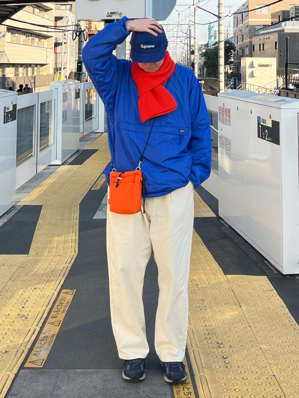 「春のNewスタイル、キャップ、ストリート、古着MIX、春コーデ、チノパン、シンプルコーデ、ショルダーバッグ、スニーカー、春服みてみて、春色、いいね、save、フォローお願いします🤑、ootd、春ファッション、カジュアルコーデ」｜「me+em selectの【 ミームセレクトオリジナル 】リブニットシンプルカラーマフラー ／ lib knit simple color muffler（マフラー、オレンジ系）」を使った、Z(ゼット) さん（メンズ・182cm）の春コーディネートの1枚目の写真