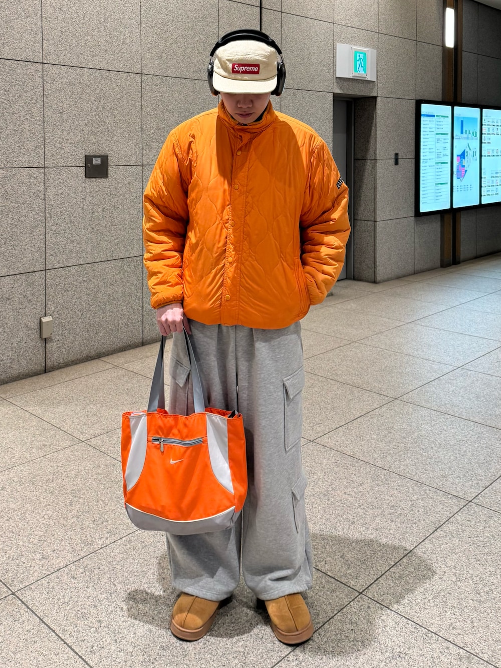 「トートバッグ、春色、春コーデ、ジャケット、キャップ、古着MIX、お洒落さんとつながりたい、いいね、save、フォローお願いします🤑、ワイドパンツ、カーゴパンツ、スウェットパンツ、韓国ファッション、カジュアルコーデ、春アウター、厚底シューズ」｜「STUSSYのアイテム（ジャケット/アウター、オレンジ系）」を使った、Z(ゼット) さん（メンズ・182cm）の冬コーディネートの1枚目の写真