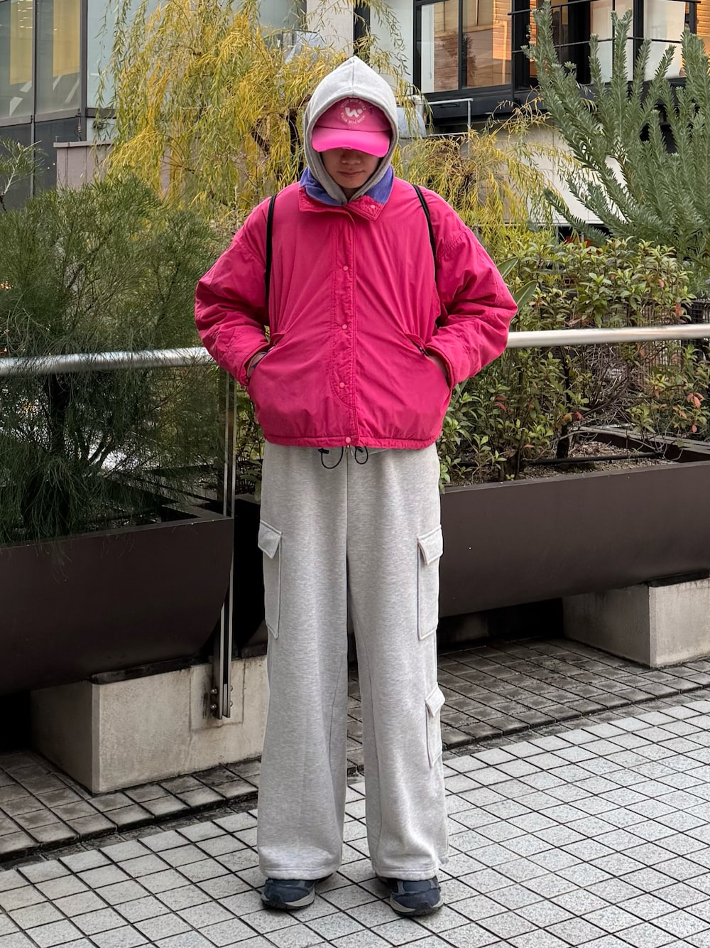 「真冬のあったかスタイル、シンプルコーデ、キャップ、カジュアルコーデ、ワイドパンツ、カーゴパンツ、スウェット、パーカー、レイヤードスタイル、ストリート、冬コーデ、韓国ファッション、お洒落さんとつながりたい、いいね、save、フォローお願いします🤑、ストリートコーデ」｜「patagonia(used)のアイテム（ジャケット/アウター、ピンク系）」を使った、Z(ゼット) さん（メンズ・182cm）の冬コーディネートの1枚目の写真
