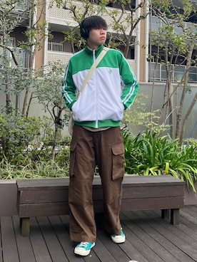「いまどきジャケット写真」｜「アイテム（カーゴパンツ）」を使った、Z(ゼット) さん（メンズ・182cm）の春コーディネート