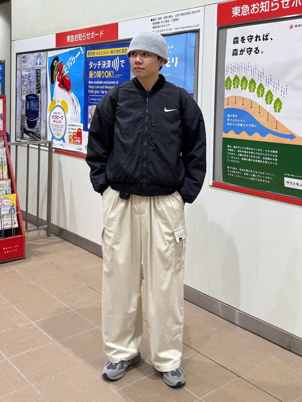 「冬コーデ、ホワイトコーデ、クリスマスに着たい服、マイベストコーデ2024、冬アウター、シンプルコーデ、バケットハット、コーデュロイ、スニーカー、ストリート、古着MIX、休日スタイル、休日コーデ、いいね、save、フォローお願いします🤑、お出かけコーデ」｜「COLONY 2139のニットバケットハット（ハット、グレー系）」を使った、Z(ゼット) さん（メンズ・182cm）の冬コーディネートの1枚目の写真