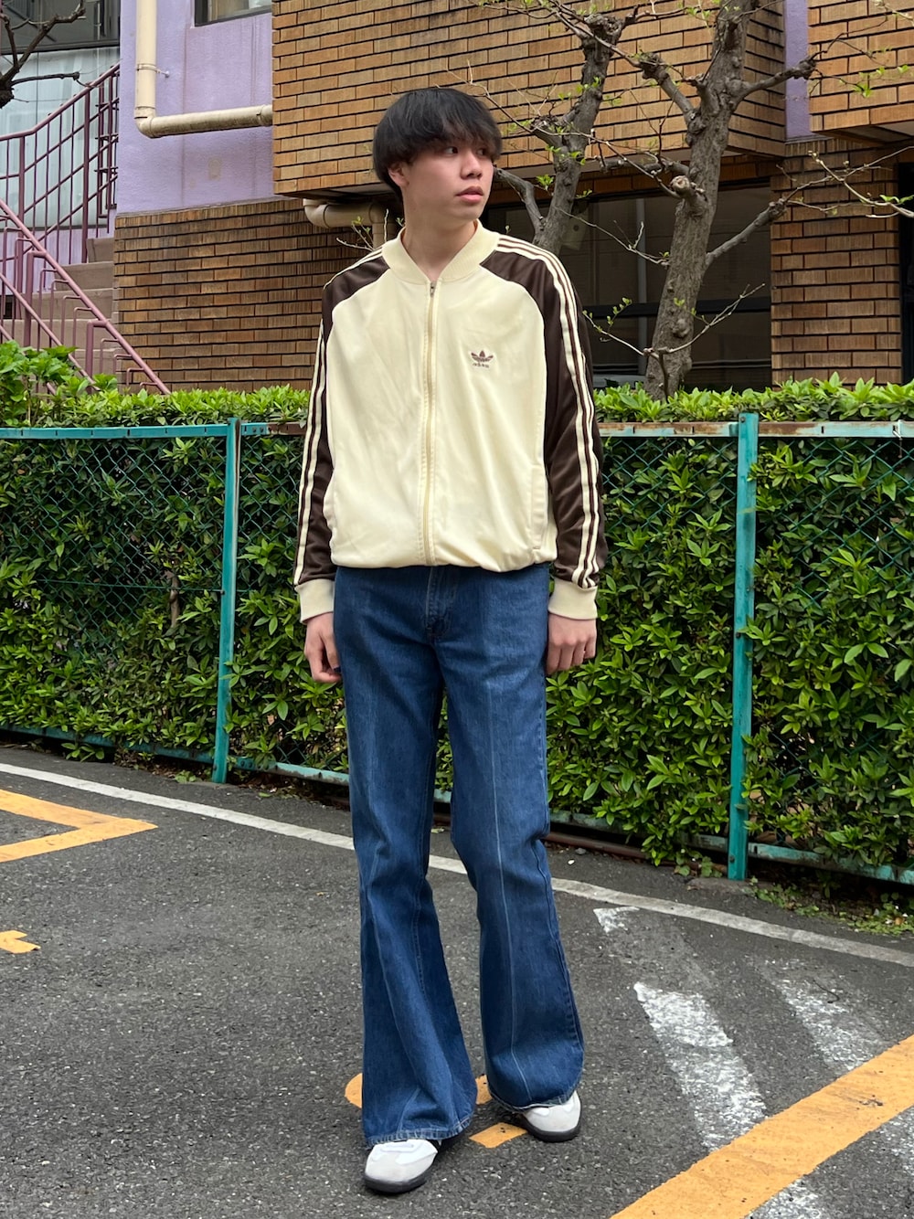 「シンプルコーデ、トラックジャケット、フレアパンツ、フレアデニム、スニーカー、スポーツミックス、古着MIX、春コーデ、デニム、古着、古着コーデ、メンズコーデ、カジュアル、古着好きな人と繋がりたい、いいね、save、フォローお願いします🤑」｜「adidasのアイテム（ジャージ、ベージュ系）」を使った、Z(ゼット) さん（メンズ・182cm）の春コーディネートの1枚目の写真