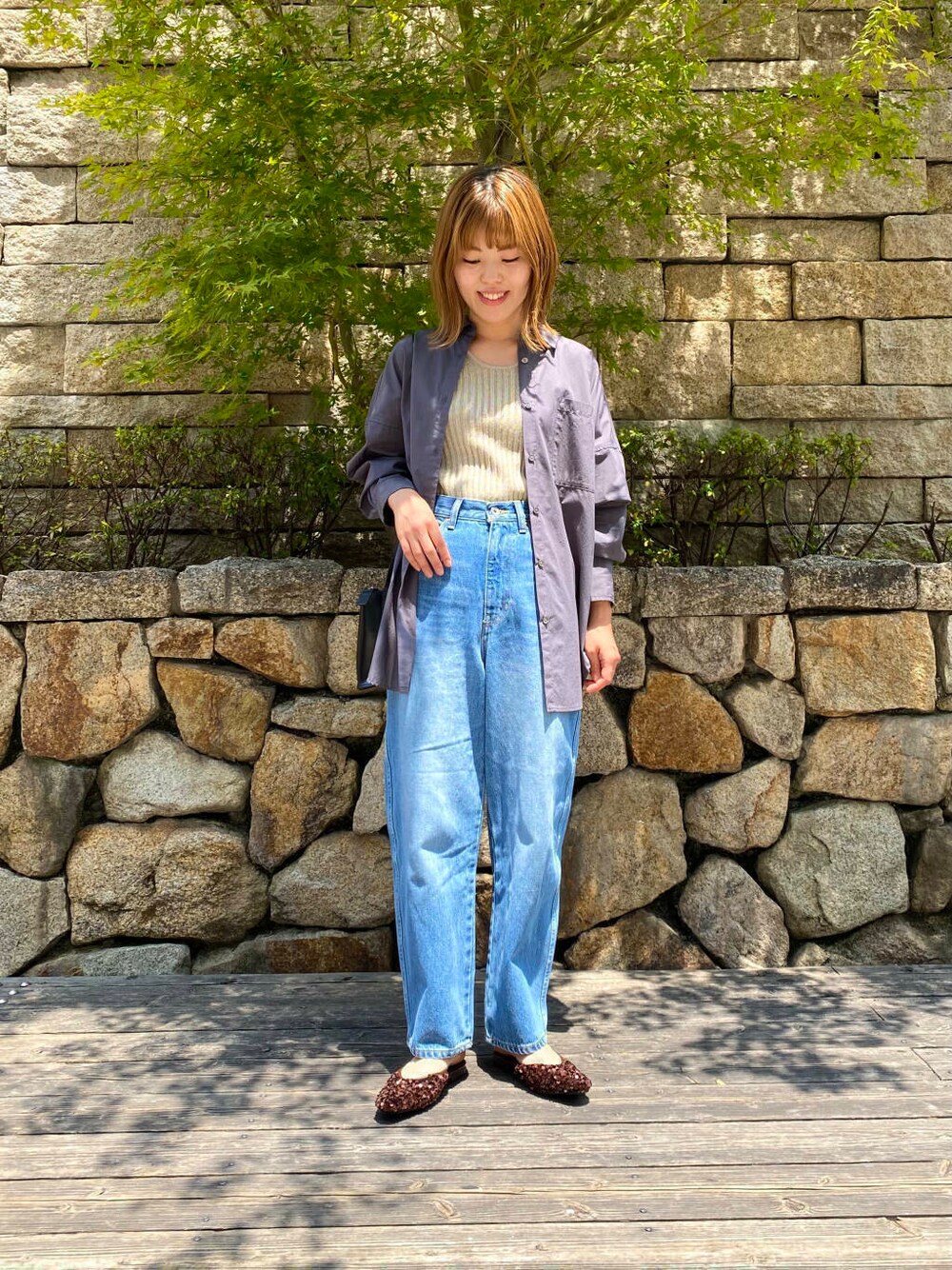 ブラック系のショルダーバッグ、ブルー系のデニムパンツ、ブラウン系のその他シューズを着用したレディースの夏コーディネートの1枚目の写真