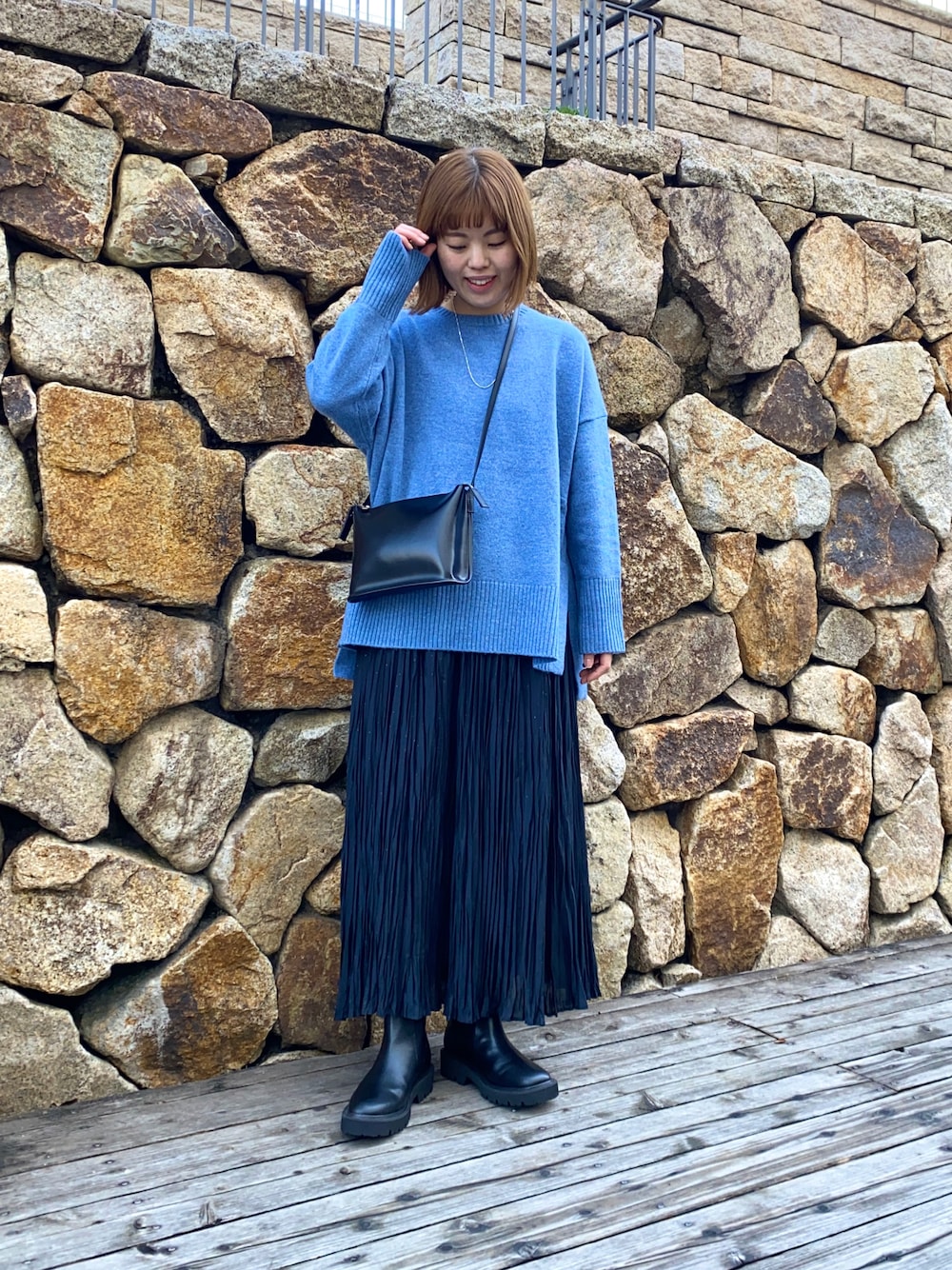 「URBAN RESEARCH、カラーニット、ショルダーバッグ、ニット、休日スタイル、ブルーコーデ」｜「URBAN RESEARCHのクルーネックチュニックニット（ニット/セーター、ブルー系）」を使った、wakaさん（レディース・158cm）の冬コーディネートの1枚目の写真
