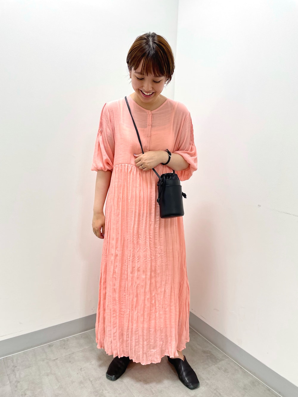 「プリーツワンピース、ボリュームスリーブ、サクラカラー、ミニバッグ、大人カジュアル、夏ワンピース、SonnyLabel、KBF」｜「URBAN RESEARCH Sonny Labelのスリーブピンタックプリーツワンピース（ワンピース、ピンク系）」を使った、マナミさん（レディース・160cm）の夏コーディネートの1枚目の写真
