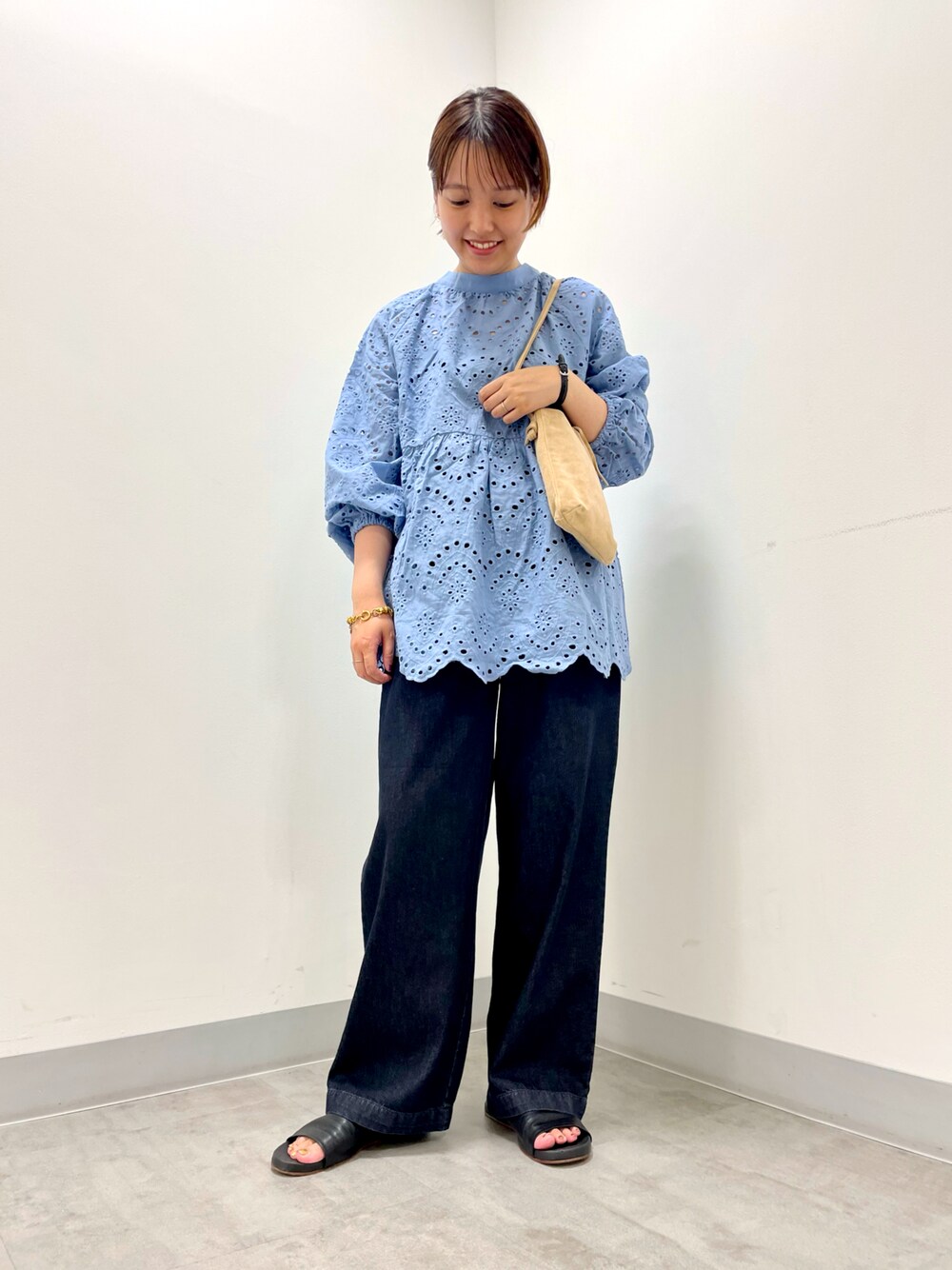 「カットワークレース、2WAYブラウス、秋ブラウス、初秋コーデ、Sonny　Label」｜「URBAN RESEARCH Sonny Labelの2WAYカットワークレースブラウス（シャツ/ブラウス、ブルー系）」を使った、マナミさん（レディース・160cm）の夏コーディネートの1枚目の写真