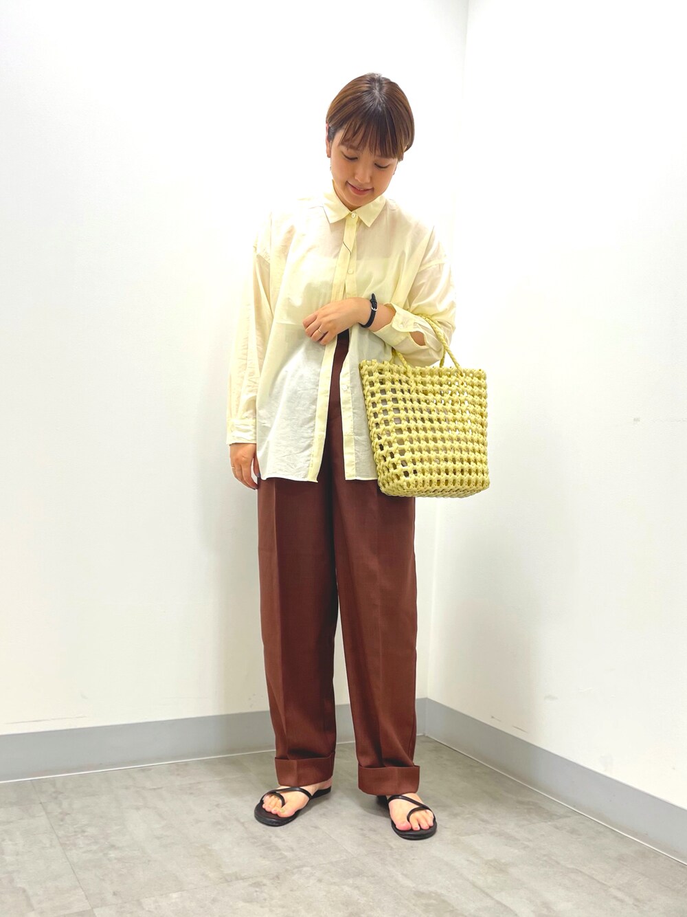 「透け感、透けシャツ、センタープレス、ワイドパンツ、かごバッグ、オトナカジュアル、KBF、DOORS、RODE SKO」｜「URBAN RESEARCH DOORSのコットンローンシャツ（シャツ/ブラウス、ホワイト系）」を使った、マナミさん（レディース・160cm）の夏コーディネートの1枚目の写真