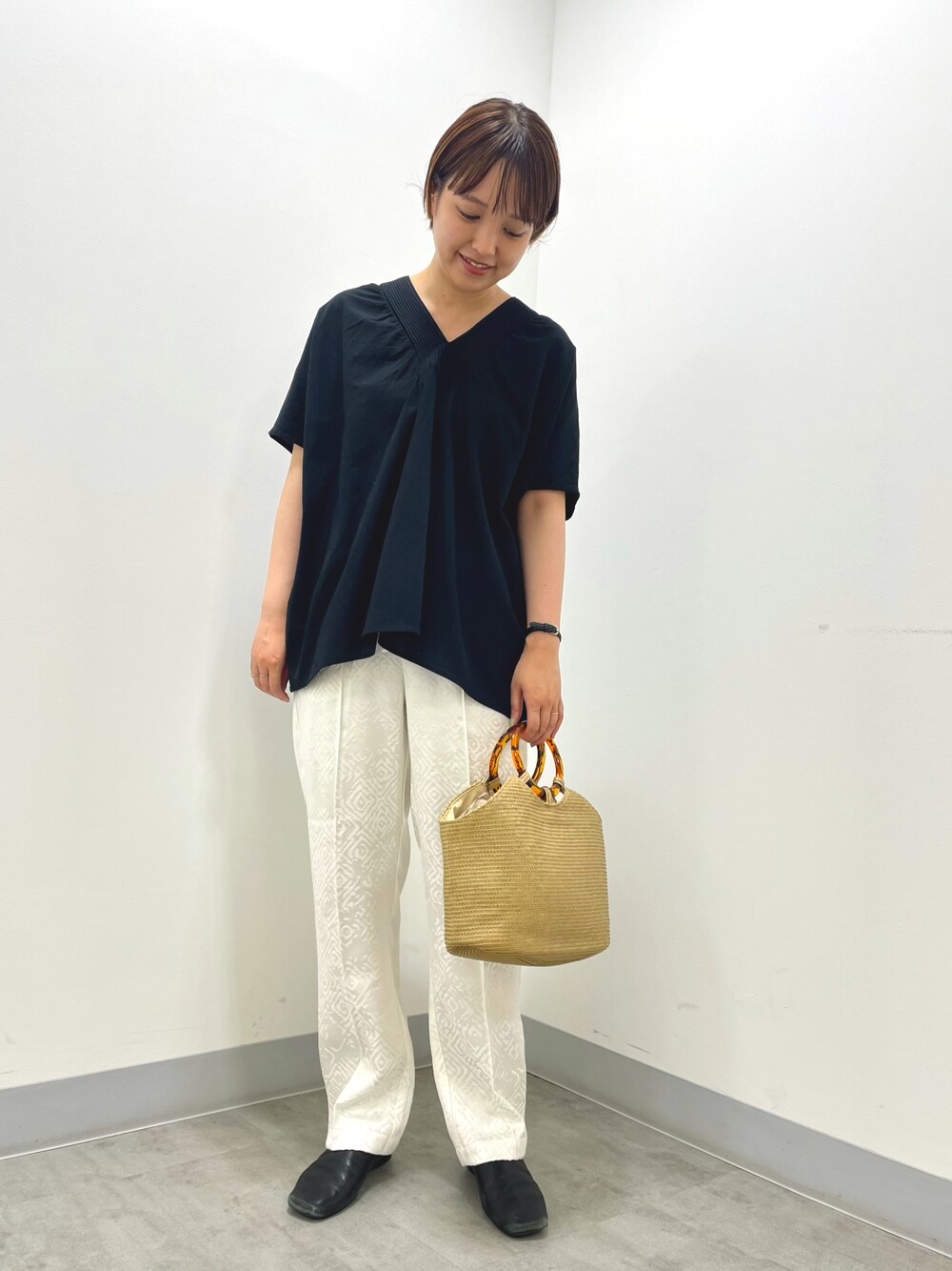 「Vネックブラウス、ピンタックブラウス、ジャガードパンツ、イージーパンツ、かごバッグ、オトナカジュアル、夏コーデ、DOORS、KBF、RODE SKO」｜「URBAN RESEARCH DOORSのピンタックギャザーVネックブラウス（シャツ/ブラウス、ブラック系）」を使った、マナミさん（レディース・160cm）の夏コーディネートの1枚目の写真