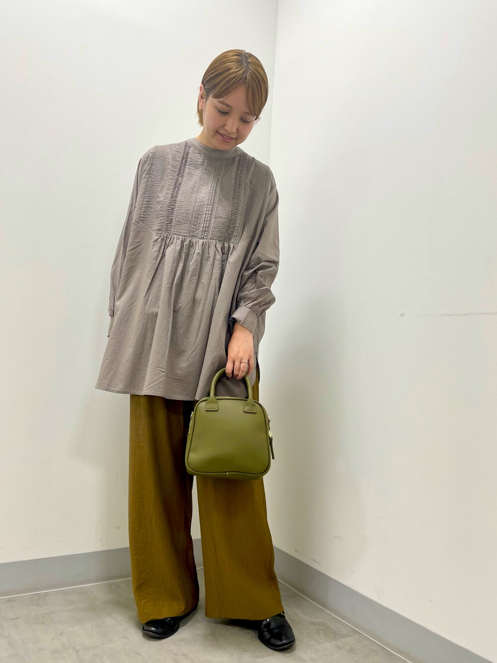 「2WAYブラウス、イージーパンツ、秋カラー、ミニバッグ、ボストンバッグ、URBAN RESEARCH DOORS、秋のコーデ、大人カジュアル」｜「URBAN RESEARCH DOORSの2WAYピンタックブラウス（シャツ/ブラウス、グレー系）」を使った、マナミさん（レディース・160cm）の秋コーディネートの1枚目の写真